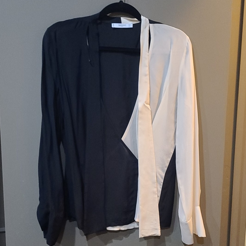 Contrast wrap top
